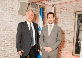 Embajador Oren Bar-EL y consul y jefe de misión adunto de la Embajada de Israel, Ilan Vulej.