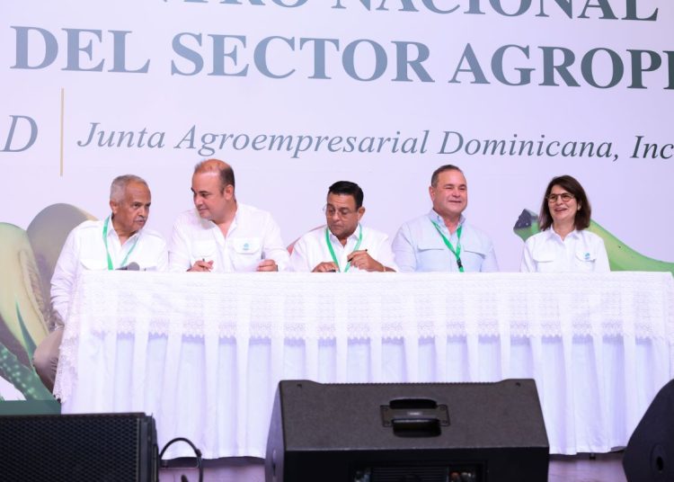 La firma fue realizada por el presidente ejecutivo de Grupo Ramos, Iván Mejía, y el presidente ejecutivo de la JAD, Osmar Benitez, durante el XXVIII Encuentro de Líderes del Sector Agropecuario, celebrado en Bávaro, La Altagracia.