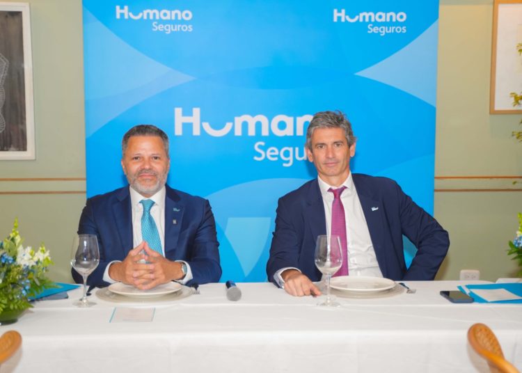 El presidente de Humano Seguros, Eduardo Cruz, junto al nuevo vicepresidente ejecutivo de la compañía, Carlos Mitnik.