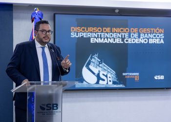 Cedeño Brea reconoció los aportes del exsuperintendente Alejandro Fernández W. durante su discurso de inicio de gestión.