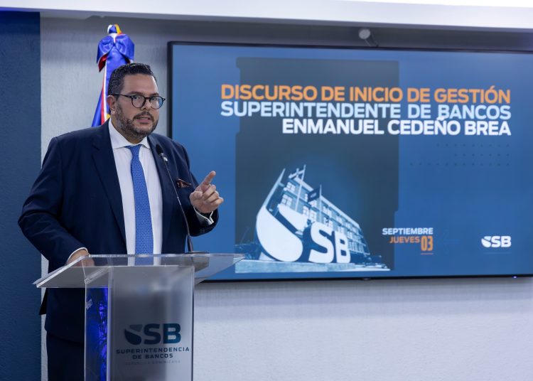 Cedeño Brea reconoció los aportes del exsuperintendente Alejandro Fernández W. durante su discurso de inicio de gestión.