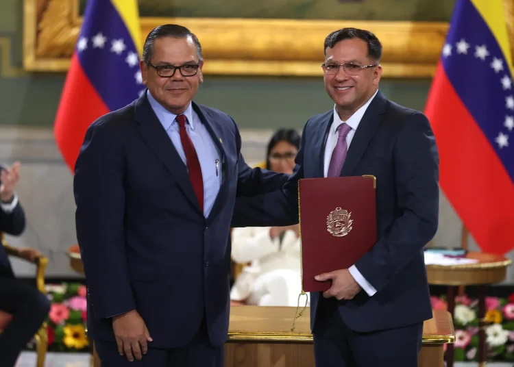 El acuerdo contempla el desarrollo de 17 campos petroleros con reservas de 65,000 millones de barriles.