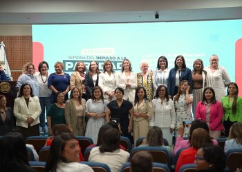 El acto contó con la participación de la ministra de la Mujer, Gloria Reyes y otras autoridades.