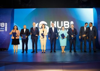 La vicepresidenta de Amazon Web Services resalta compromiso del Gobierno con el fortalecimiento del talento digital.