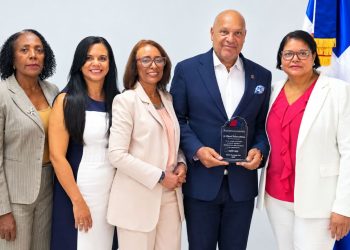 Rodríguez llama a las mujeres a continuar desarrollando sus empresas para contribuir al crecimiento económico.