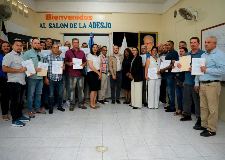 Productores de San José de Ocoa y Peravia reciben certificados de bonificación del Fotesir para proyectos de tecnificación del riego.