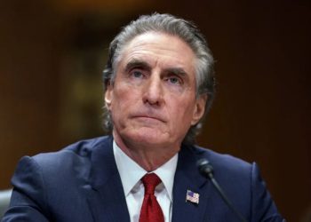 Burgum afirmó que el centro petrolero mundial se traslada al hemisferio occidental ante las dudas sobre Oriente Medio.