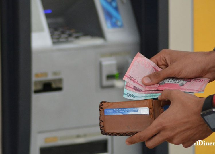 Los bancos de ahorro y crédito registraron captaciones por RD$62,413 millones.