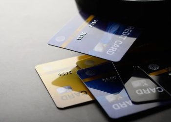 La Mastercard Black del Banco Popular figura entre los productos con mayores exigencias económicas de los analizados.