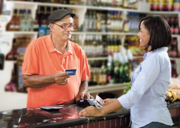 Los subagentes bancarios operan en colmados y comercios, facilitando el acceso a servicios financieros en comunidades locales.