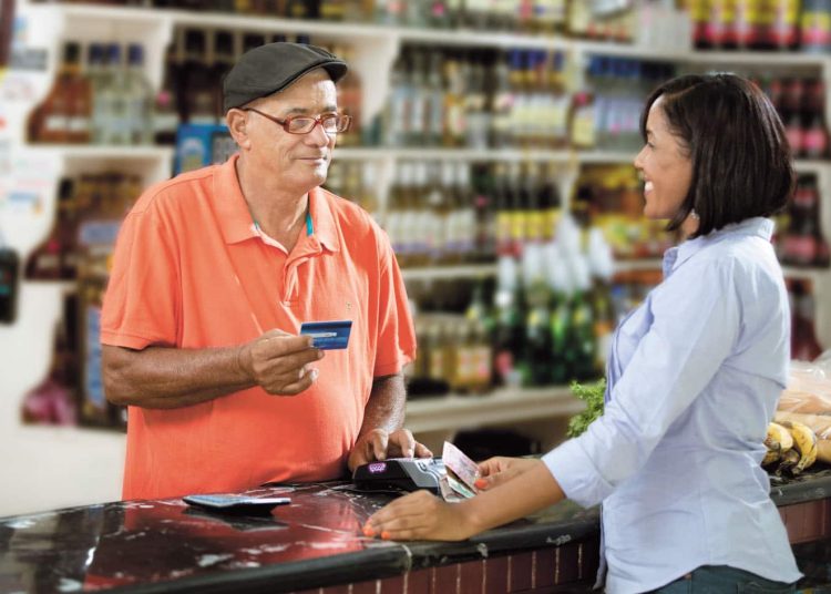 Los subagentes bancarios operan en colmados y comercios, facilitando el acceso a servicios financieros en comunidades locales.