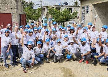 Voluntarios corporativos participan en las brigadas de construcción de la iniciativa.