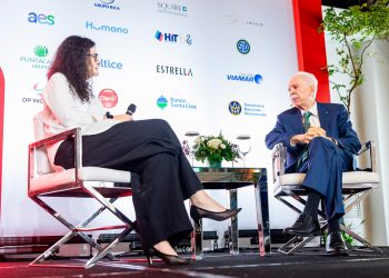Amelia Vicini moderó el panel en el que Luis Molina Achécar, luego de su ponencia ante miembros de la AmchamDR.
