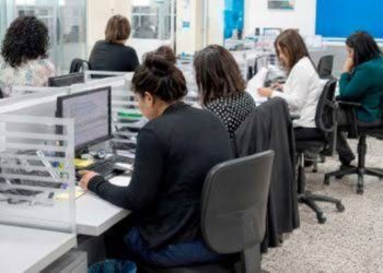 Las mujeres también ocupan el 56.1% de los empleos en el sector público formal.