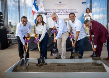 Autoridades del Gobierno, representantes comunitarios y de Barrick Pueblo Viejo participan en el acto de inicio de los trabajos.