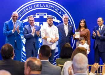 Abinader entrega el primer pasaporte electrónico dominicano a la familia Valdéz García.
