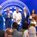 Abinader entrega el primer pasaporte electrónico dominicano a la familia Valdéz García.