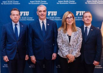 Abinader señaló el crecimiento de sectores de mayor valor agregado dentro de las zonas francas dominicanas.