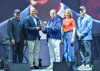 A Félix Sánchez se le entregó una placa de reconocimiento a su trayectoria deportiva y una moneda conmemorativa del 70 aniversario del BCRD.