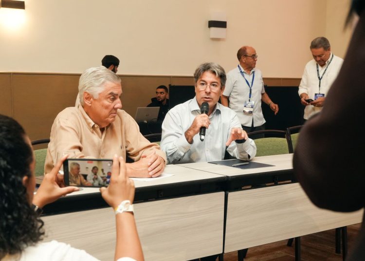 Blanco resulta necesario preparar al personal que tiene contacto con los visitantes.