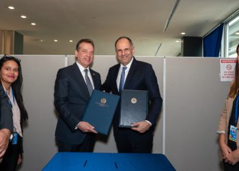 Víctor “Ito” Bisonó y Giorgos Gerapetritis suscribieron el acuerdo de cooperación entre República Dominicana y la República Helénica.