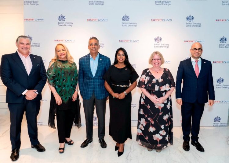 Ryan Polanco, presidente de la BritChamDR; Rosa Hernández de Grullón, embajadora dominicana en Londres; Joel Santos, ministro de Energía y Minas; Uma Kumuran, ministra de relaciones exteriores británica para el Caribe; Carol Van der Walt, embajadora británica y Francisco Caraballo, viceministro de política exterior.