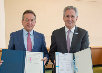 Víctor “Ito” Bisonó y Pablo Quirno suscribieron el acuerdo en el marco de la Semana de Alto Nivel de la Asamblea General de las Naciones Unidas.