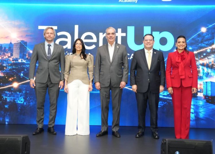 El titular del MICM, Yayo Sanz Lovatón, anuncia, junto al presidente Luis Abinader, la llegada al país de “Talent Up”.