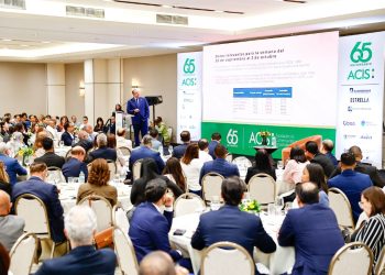 Magín Díaz presentar la conferencia "Retos y oportunidades de la economía dominicana" desarrollada por el 65 aniversario de la ACIS.