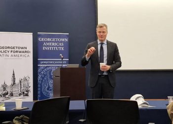 Matthew Kroenig, profesor del Departamento de Gobierno de la Walsh School of Foreign Service de Georgetown University, durante su ponencia sobre la estrategia de Estados Unidos frente a China, Rusia y el desafío de una guerra simultánea en Europa y Asia.