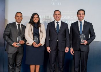 El juez presidente de la Suprema Corte de Justicia, Henry Molina, junto al administrador general del Registro Inmobiliario, Ricardo Noboa Gañan; Indhira del Rosario, directora nacional del Registro de Títulos; y Ridomil Rojas, director nacional de Mensuras Catastrales.