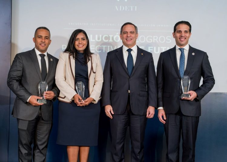 El juez presidente de la Suprema Corte de Justicia, Henry Molina, junto al administrador general del Registro Inmobiliario, Ricardo Noboa Gañan; Indhira del Rosario, directora nacional del Registro de Títulos; y Ridomil Rojas, director nacional de Mensuras Catastrales.