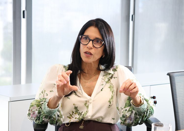 Claudia Pellerano fue recibida por el director del periódico elDinero, Jairon Severino, a quien explicó las transformaciones del sector.