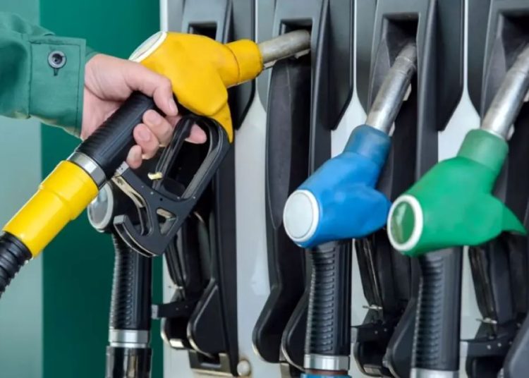 El Ministerio de Minas y Energía establece un precio base para la gasolina cada mes teniendo en cuenta distintos factores internos y externos.