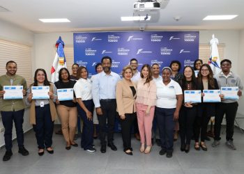 María Elena Vásquez Taveras, presidenta del Consejo Directivo de ProCompetencia, durante la entrega de certificados a los colaboradores.