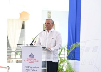 Leonardo Aguilera, presidente ejecutivo de Banreservas, habla en la segunda entrega de los apartamentos del proyecto habitacional Laderas del Este, en San Antonio de Guerra.