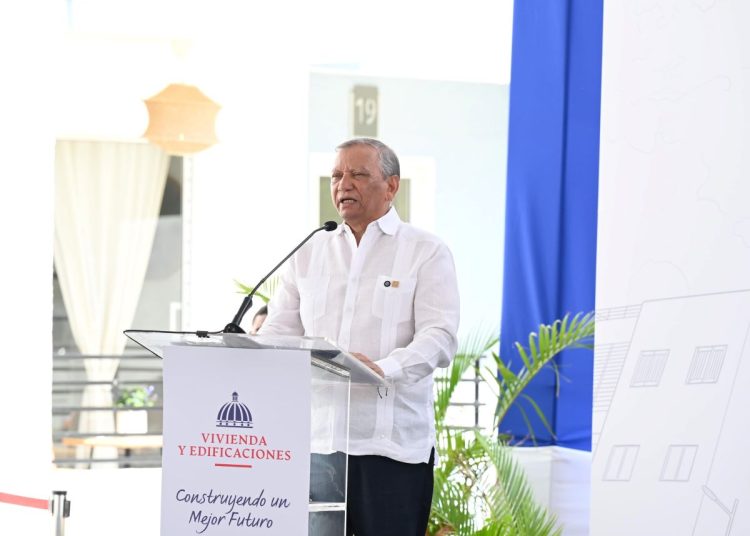 Leonardo Aguilera, presidente ejecutivo de Banreservas, habla en la segunda entrega de los apartamentos del proyecto habitacional Laderas del Este, en San Antonio de Guerra.
