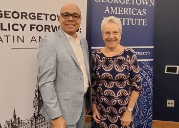 Judith Feder, economista y profesora de Georgetown University, junto al director de elDinero.