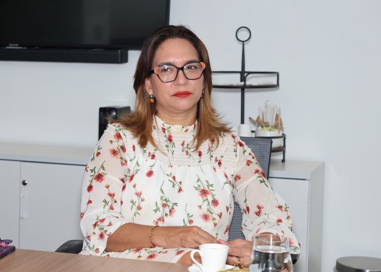 Katty Cepeda destacó la importancia de fortalecer el mercado de capitales para ampliar las opciones de financiamiento de las empresas dominicanas.
