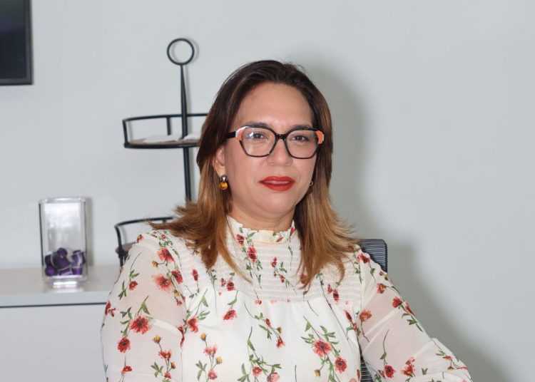Katty Cepeda reconoce que apertura de una cuenta de corretaje implica requisitos adicionales respecto a otros productos financieros.