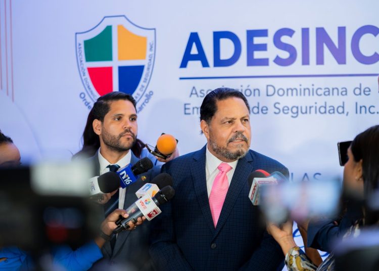 Freddy González Estrada, presidente de Adesinc y Víctor Garrido, director ejecutivo.