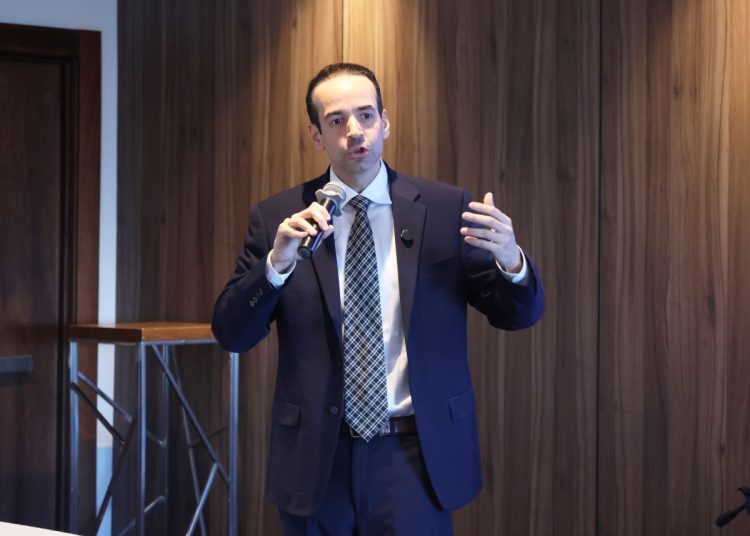 Reyes Peña abordó el papel de los especuladores, arbitrajistas y vendedores en corto en los mercados financieros.