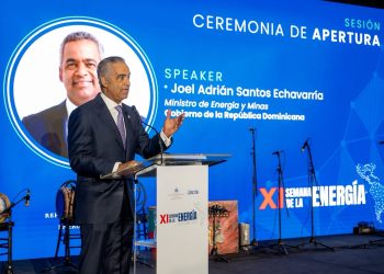 El ministro señaló que las baterías permitirán almacenar energía para utilizarla durante los horarios pico.