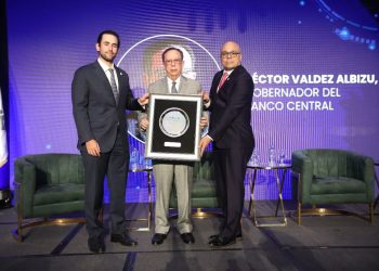El Foro Económico elDinero ha distinguido a destacados líderes empresariales y de la administración pública por su contribución al desarrollo y la estabilidad económica de República Dominicana.