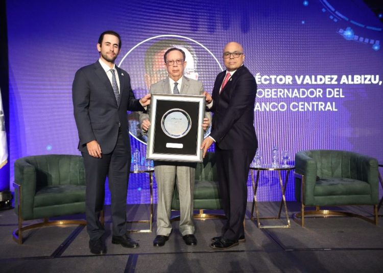 El Foro Económico elDinero ha distinguido a destacados líderes empresariales y de la administración pública por su contribución al desarrollo y la estabilidad económica de República Dominicana.