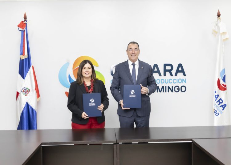 El convenio fue firmado por Lucile Houellemont y Juan Manuel Martín de Oliva.