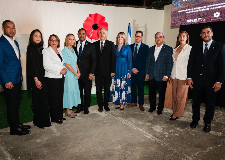 Embajador Oren Bar-El y cónsul Ilan Vulej junto a diputados dominicanos y el comunicador Máximo Romero.