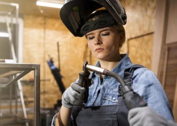 Las empresas con una participación femenina de entre 26% y 50% aportaron el 17.7% de las ventas del sector.