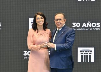 Héctor Valdez Albizu presidió la ceremonia de reconocimiento al personal.