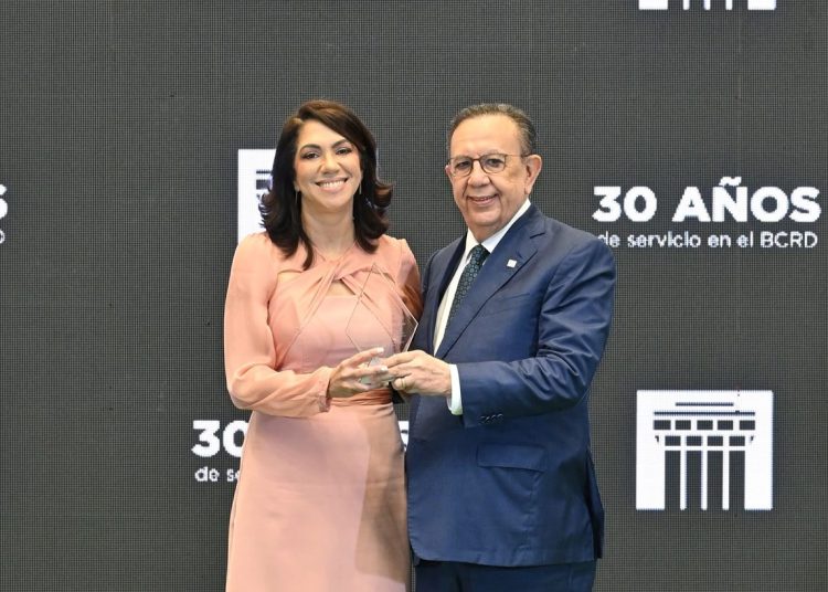 Héctor Valdez Albizu presidió la ceremonia de reconocimiento al personal.